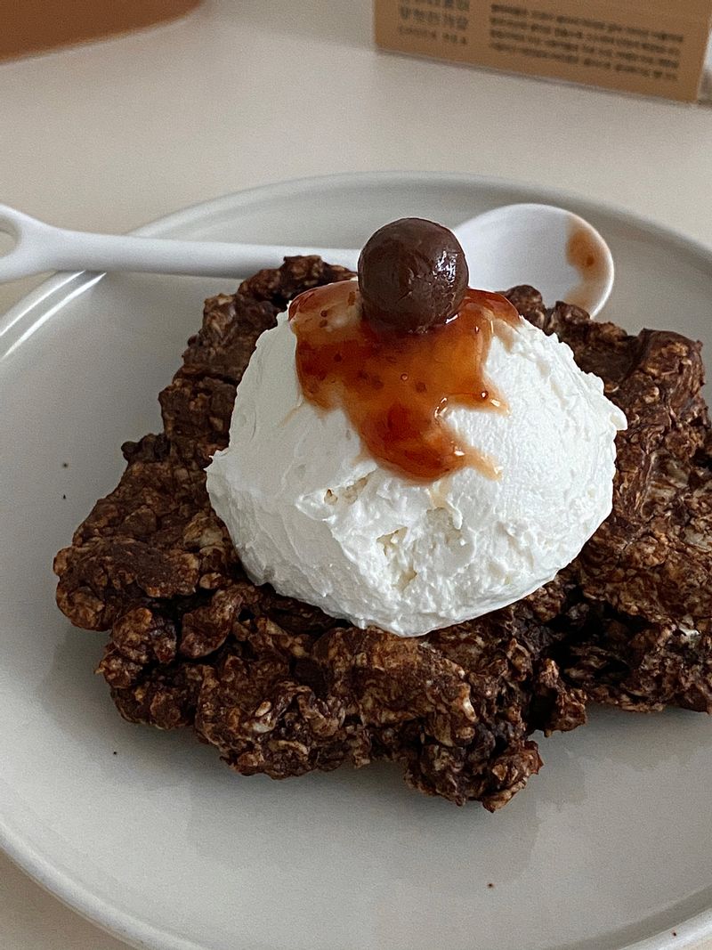 오트밀로 만든 와플에 그릭요거트, 딸기잼, 무화당 무설탕 초코볼 올려주면 맛없없 조합 완성🤎 #오트밀 #그릭요거트 #요거트 #와플