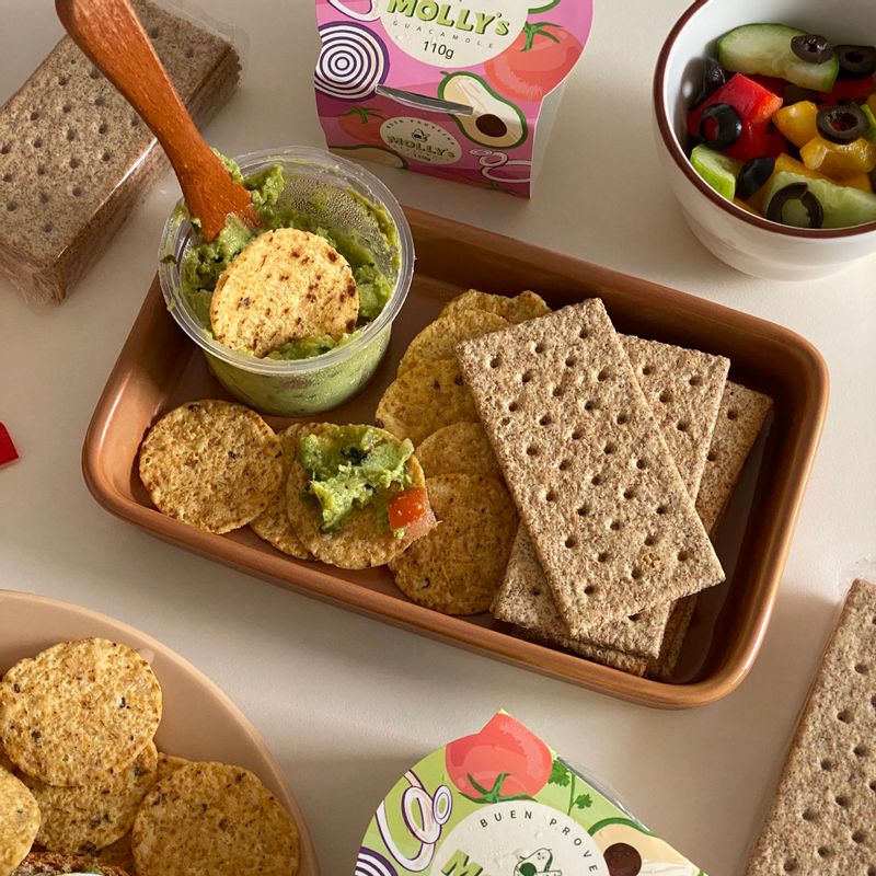 과카몰리&크래커&나쵸 조합은 말모! 파프리카, 오이, 올리브에 화이트 발사믹만 넣어 줘도 꿀맛😋 #브런치 #과카몰리 #샐러드 #아보카도 #크래커