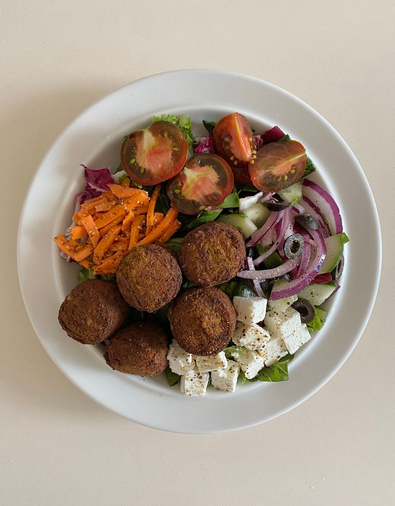 팔라펠 그릭샐러드 조합은 꿀맛🧆🥗 이노센트 비건 팔라펠 진짜 맛있어요 강추-! #샐러드 #브런치 #팔레펠 #그릭샐러드 #당근라페 #온더테이블