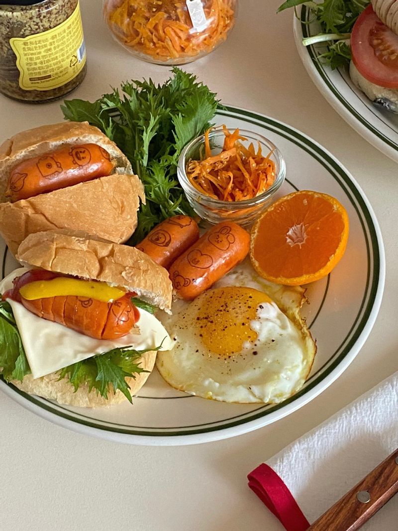 비엔나 소시지 넣고 모닝빵 핫도그 만들었어요🌭 재료만 있으면 금방 만들 수 있는 초간단 레시피! 아이랑 같이 만들어도 좋을 것 같아요   #핫도그 #당근라페 #홈브런치 #샌드위치 #샐러드 #온더테이블