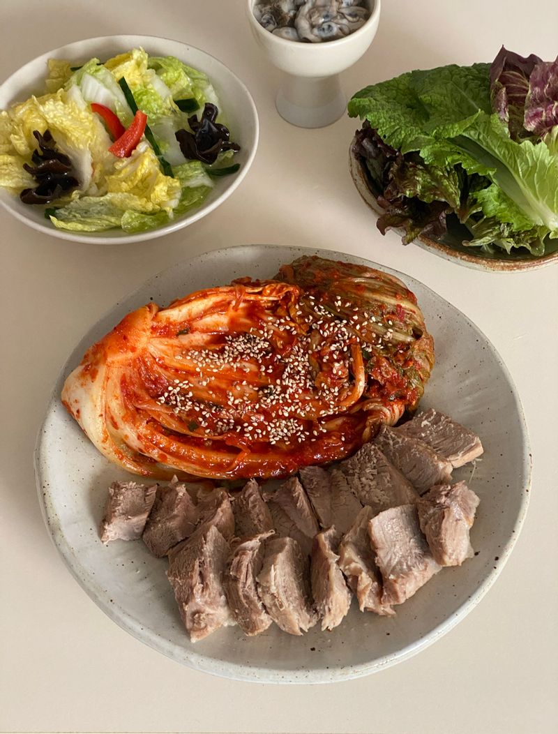 맛있게 삶아진 수육이랑 김장김치 조합은 사랑❤️ 김치, 수육, 굴 넣고 쌈 싸먹으면 꿀맛-! #온더테이블 #수육 #김치 #김장김치 #홈쿡 #굴보쌈 #보쌈 #백김치 #광주요