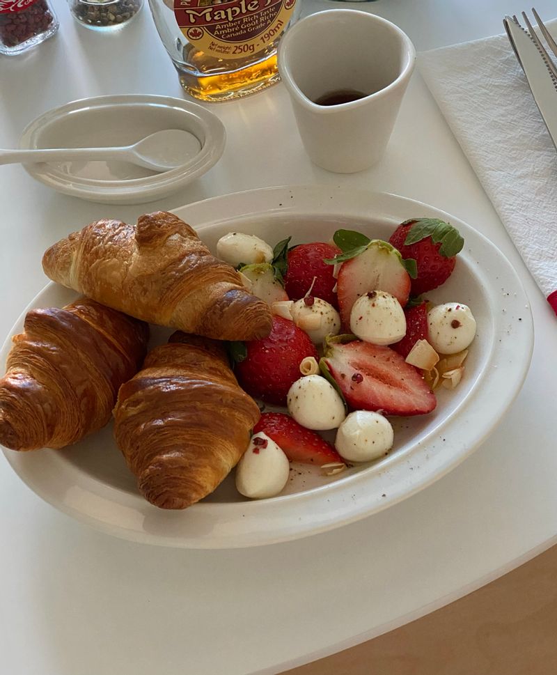 미니 크로와상 생지 굽굽해서🥐 딸기 보코치니 샐러드랑 냠-! 이 샐러드 킥은 코코넛칩🥥  #홈브런치 #온더테이블 #치즈 #딸기 #크로와상 #샐러드 #홈카페