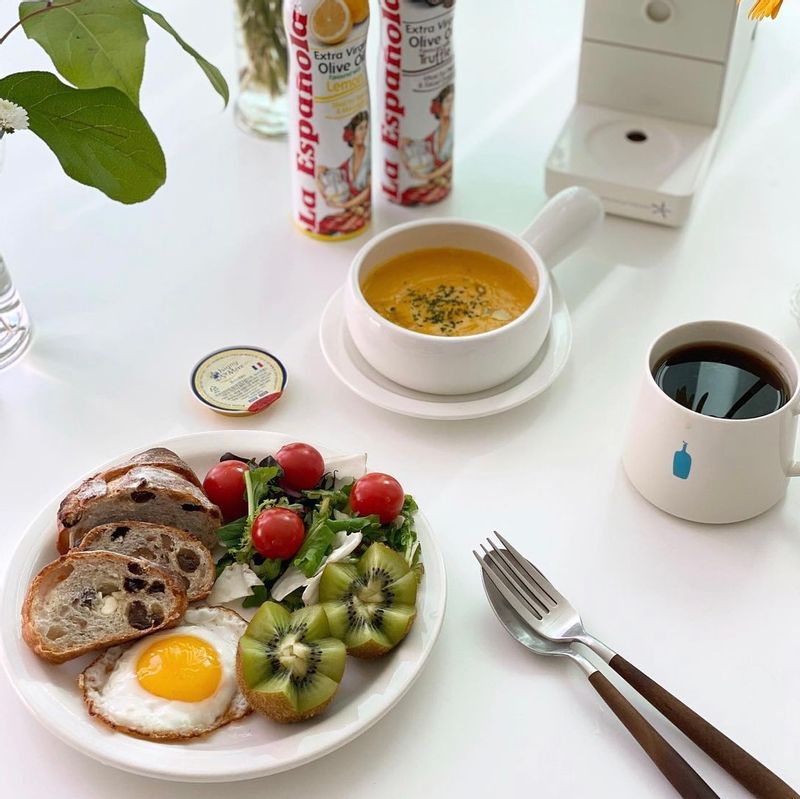 호밀빵에 과일 샐러드 그리고 밤호박 스프에 트러플 오일 쪼르르 , 맛있는거 가득 올려 먹는 홈브런치는 너무 행복한 순간 입니다 🙊🧡  #홈카페 #홈브런치 #밤호박스프 #트러플오릴 #스프레이오일 #스프