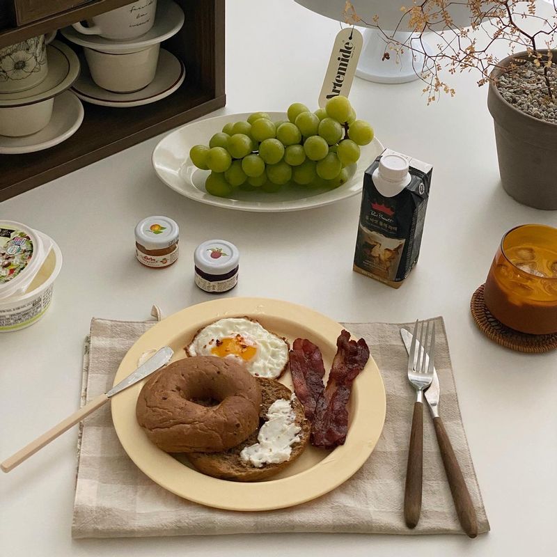 빵이 너무 먹고 싶지만 소화가 잘 안될때는 쌀베이글이나 쌀로 만든 빵을 즐겨 먹는 편인데  바싹구운 베이컨에 계란후라이  베이글에 리코타치즈 바르면  행복한 아침 테이블 완성 이에요:D   #홈카페 #홈브런치 #브런치 #베이들 #샌드위치 #샤인머스켓 #아침메뉴