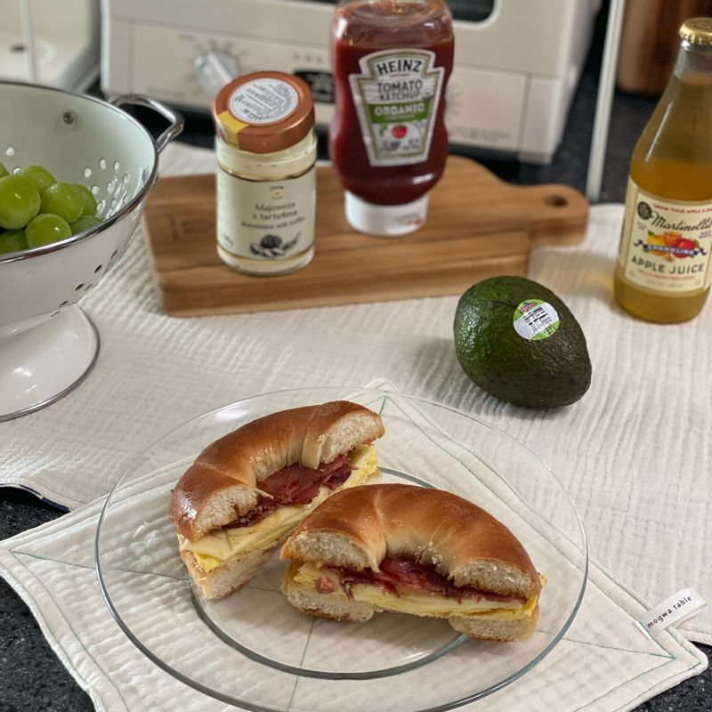 베이글 살짝 구워서 양쪽에 마요네즈 잼 바르고 베이컨 치즈만 넣어도 간단하지만 맛있는 홈카페 완성 입니다 🤲🧡 #베이글샌드위치 #베이글 #오픈샌드위치 #홈카페 #홈브런치 #브런치 #아침메뉴