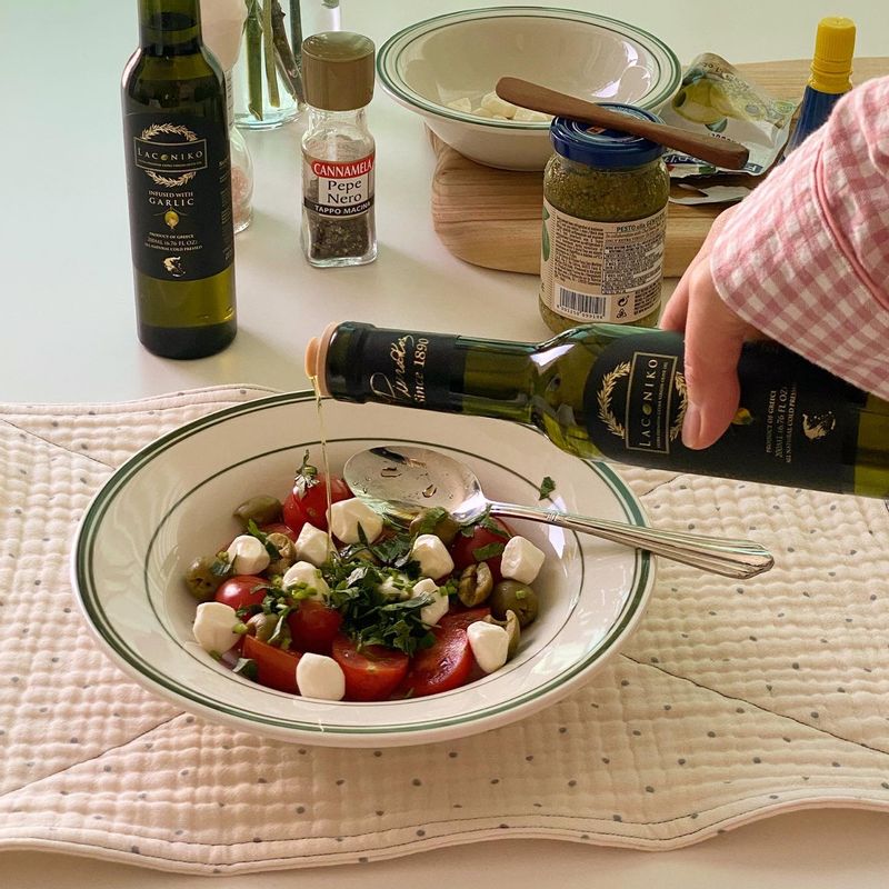 방울토마토 올리브 모짜렐라치즈 넣고 바질페스토 이탈리안파슬리 넣고 올리브유 쪼르르 두르면 간단한데 맛있는 그릭샐러드 완성 이에요 😌🧡 #샐러드 #그릭샐러드 #올리브유 #다이어트 #홈카페 #홈브런치 #간편식