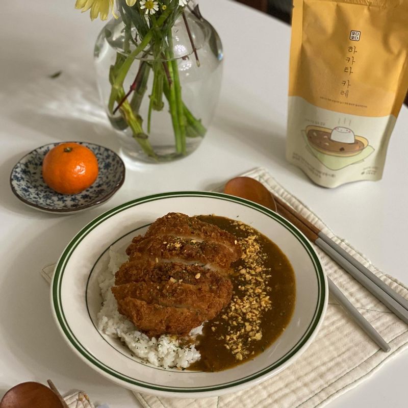카레에 돈까스 마늘후레이크 조합은 말해 뭐해요 ☝️ 이렇게 먹으면 밥한그릇 뚝딱 이에요 🧡  #카레 #돈까스 #돈까스카레 #한그릇요리 #홈카페 #홈스토랑