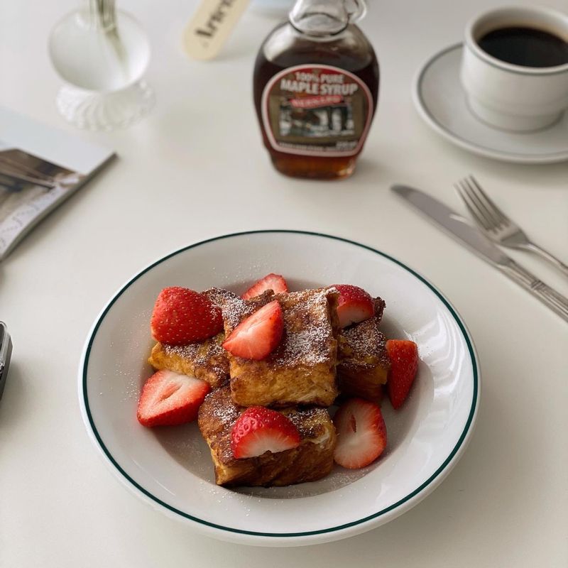 두툼함 식빵 계란물에 푹 담가 딸기 올리고 메이플시럽 뿌려 먹으면 언제 먹어도 너무 맛있어요 🧡 우유계란물에 오래 담가 놓을 수록 더 부드럽고 맛 있답니다 ◡̈🧡 #브런치 #토스트 #홈카페 #딸기 #간식 #홈브런치 #프렌치토스트