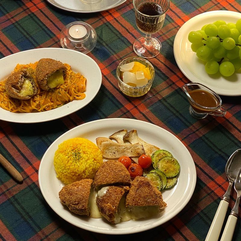 요즘 밀키트의 퀄리티란 ….😌🧡 합정의 유명한 맛집 함박카츠를 집에서 간편하게 먹을 수 있어요! 프라임급 고기와 자연치즈 고구마퓨레필링까지 너무 부드럽고 맛있어요 🧡 #홈파티 #홈카페 #홈스토랑 #돈까스 #파스타 #치즈카츠 #함박카츠 #나일롱부엌