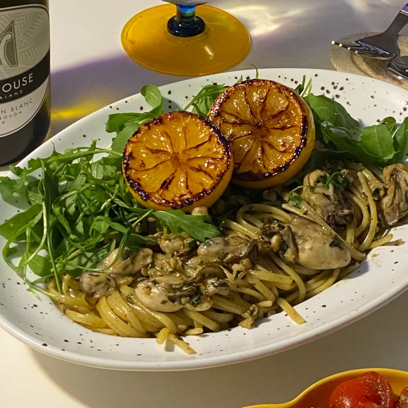 생굴은 비려서 못먹는데 인터넷에 유명한 굴파스타 레시피로 친구네집에서 만들어 먹어본 굴파스타 🍝 처음먹어 봤는데 너무 맛있더라구요 …💛 #홈카페 #홈파티 #홈스토랑 #파스타 #굴파스타