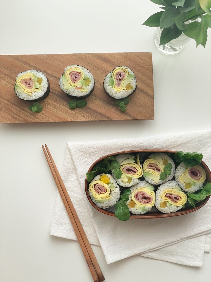 햄대신 베이컨을 말아서 꽃모양은 조금 망가졌지만 쉽게 금방 만들수있는 꽃김밥 너무 예쁘고 간단해서 나들이 갈때 싸가면 좋을꺼같아요 꼭 밥을 길게 펴 주셔야 내용물이 안으로 예쁘게 들어가용  #아보카도 #도시락 #김밥