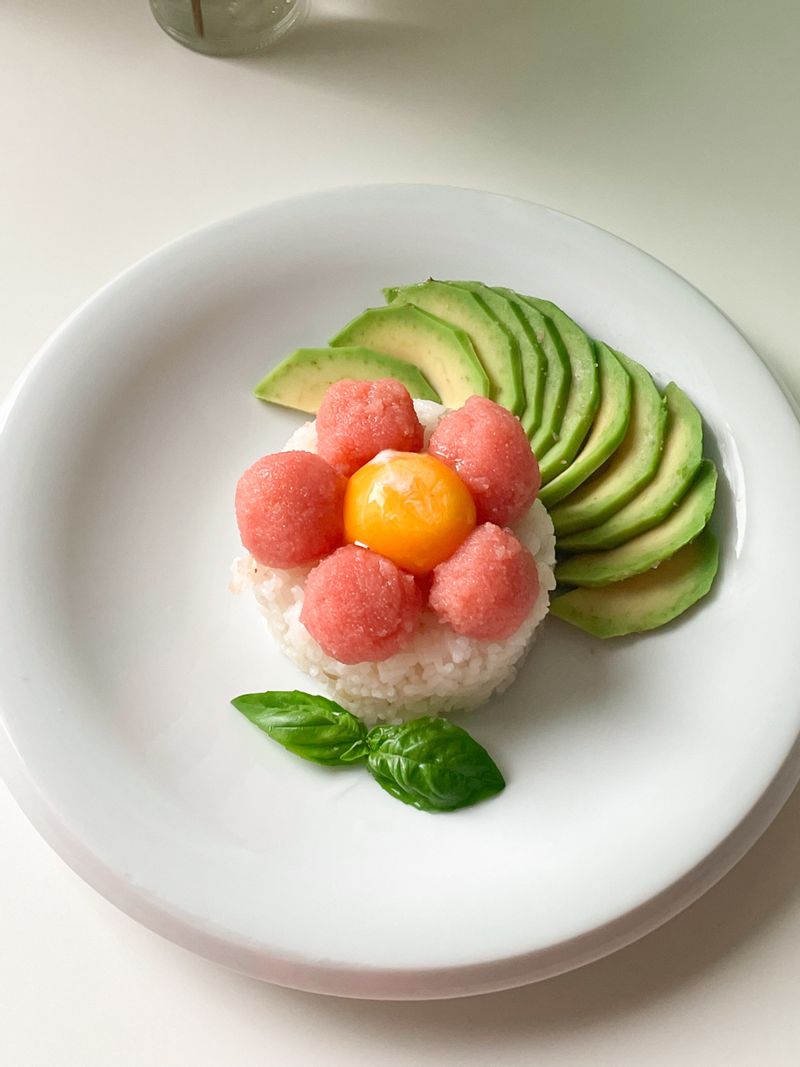 모양은 다르지만 아보카도랑 명란의 조합은 말해뭐해요 너무 맛있게 먹은 꽃비빔밥 ㅎㅎ #홈카페 #아보카도 #명란 #명란비빔밥 #손님초대 #집들이