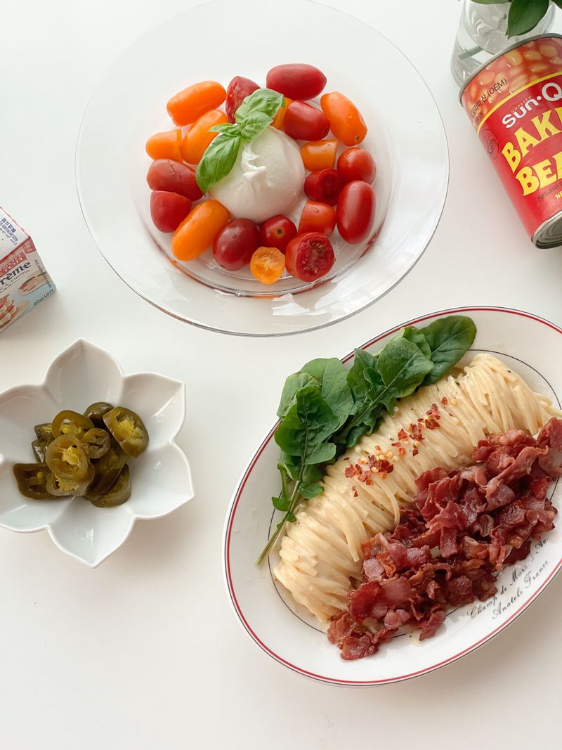 파스타가 돌돌 잘말리면 기부니가 좋쿠든용 긴 젓가락을 이용 하면 훨씬 쉽게 말수 있을꼬예요 #홈카페 #파스타 #토마토마리네이드