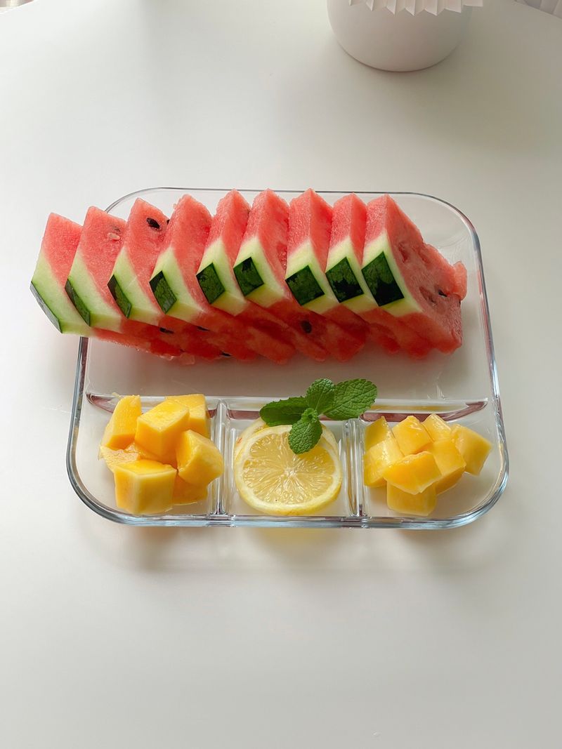 과일을 예쁘게 담아 먹어봅니다  나눔접시가 !! 큰일 해냈습니다 ㅎ 삼각수박 말고 사각수박   #홈테이블 #테이블웨어 #샐러드 #과일깍기 #브런치 #홈카페