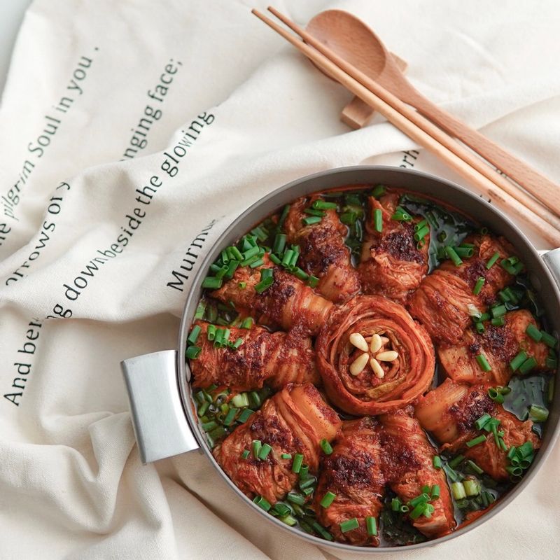 삼겹살에 묵은지 말해뭐해요 이렇게 돌돌 말아서 하니 모양도 예쁘고 좋더라구용 밥 한그릇 뚝딱입니당 ㅎ  #삼겹살 #삼겹살묵은지 #묵은지삼겹살찜 #손님요리 #집들이음식 #예쁜한식