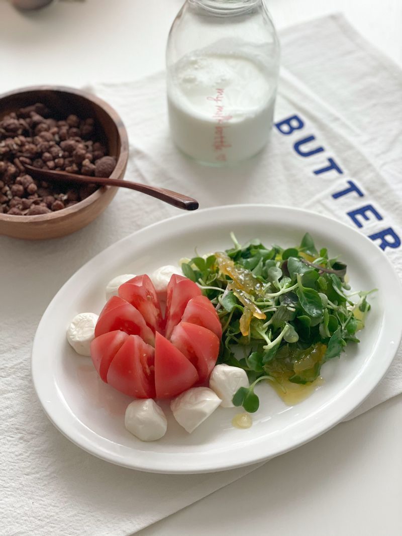 말해뭐해 토마토랑 치즈 조합은 ㅎ 상큼한 샐러드 드레싱은 유자와 발사믹 올리브유 을 넣어서 만들면 상큼함 폭팔입니다 #샐러드 #집들이음식 #홈카페 #간단식사 #토마토 #브런치