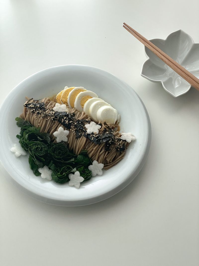 급하게 집에 누가왔을때 간단하지만 맛있게 대접할수 있는 음식인거같아요 저는 꼭 깻잎을 넣습니다  자칫 짤수도 있음을 잡아준답니다  #집들이음식 #면요리 #홈카페 #파스타 #샐러드 #들기름요리