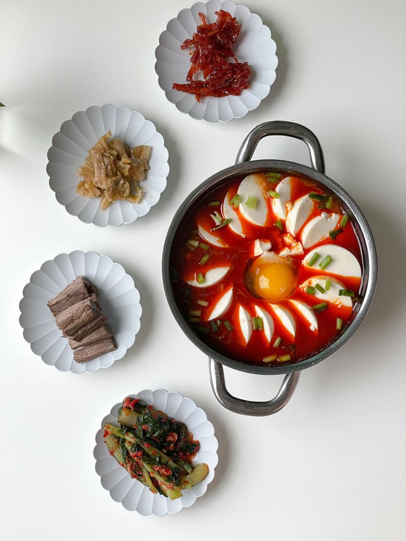 순두부를 마지막에 총총 썰어서 나란히 넣어 보세요 좀 더 예쁜 순두부찌개를 만날수 있어용  #순두부 #순두부찌개 #순두부요리 #예쁜요리 #집들이음식 #오늘한끼