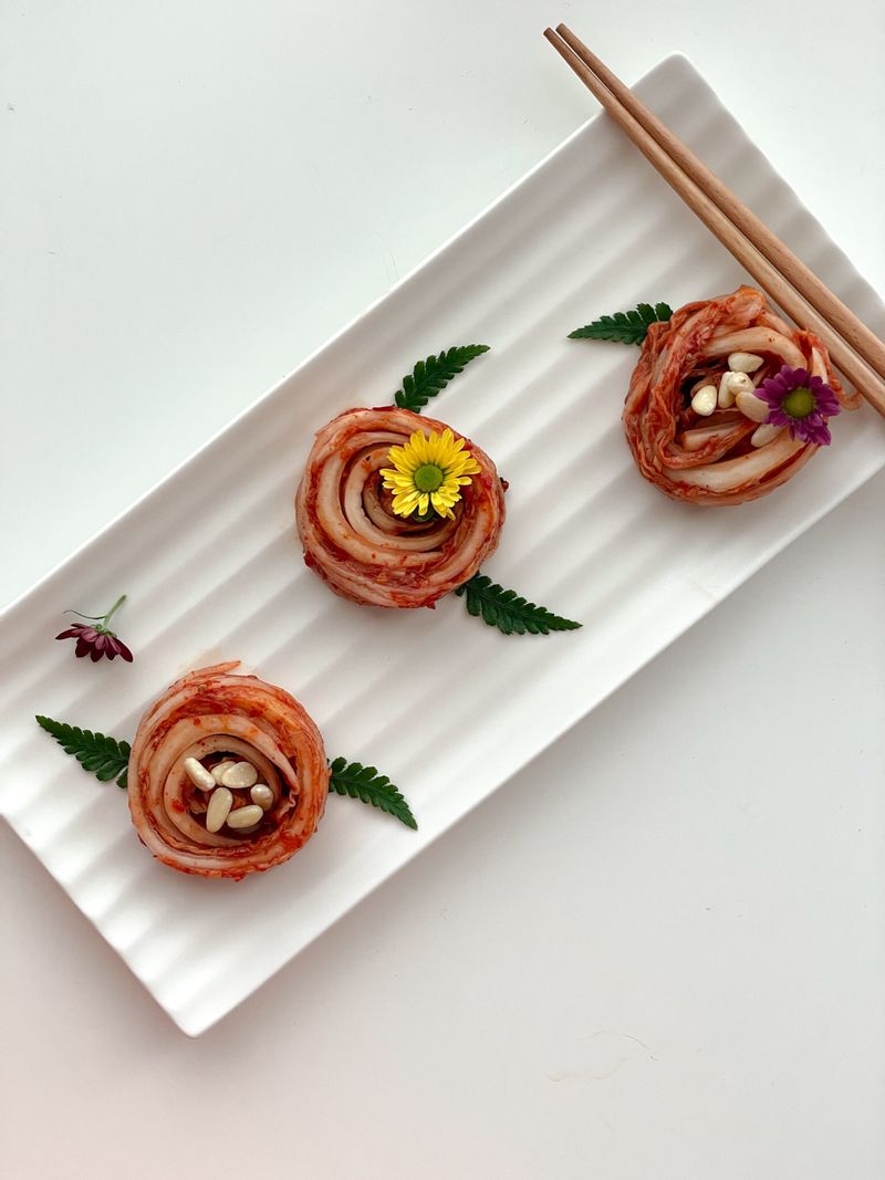 김장철에 먹는 김장은 일년에 딱한번!! 예쁜게 말아서 먹어봐요 ~ 김장 김치 최고입니당 #김치 #광주요 #반찬 #플레이팅 #홈테이블 #테이블웨어 #한식