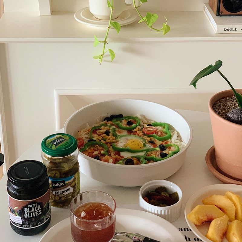 양배추전이랑 비슷하게 양배추 피자를 만들어봤어요 양배추를 채썰고 그위에 야채와 치즈를 올려주고 구워주면 간단하고 건강한 피자 완성! #양배추피자 #떠먹는피자 #다이어트식단