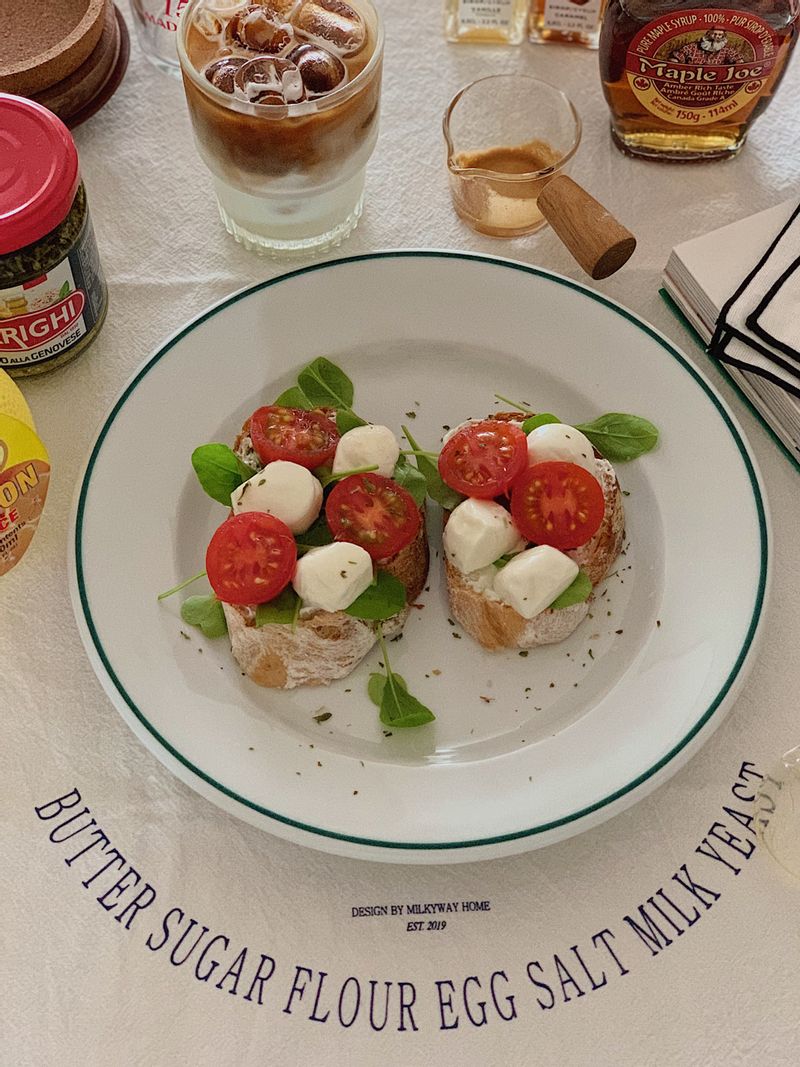 토마토와 치즈로 완성한 간단한 브런치. 꿀과 레몬즙을 섞어서 뿌려주면 더욱 감칠맛이 살아나요:)   #오픈토스트 #폴바살플레이트 #홈브런치