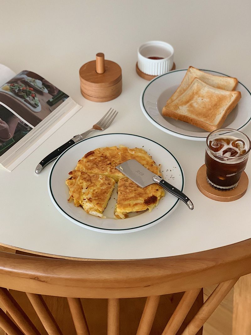 달걀과 양배추는 저칼로리 음식이라 다이어트하고 있는 저한테도 부담스럽지않은 재료에요. 이왕 먹는거 제대로 먹자해서 크게 한판 만들어봤어요^^ 역시 이조합 무시못하네요💖  #달걀양배추부침개 #다이어트식단 #양배추전