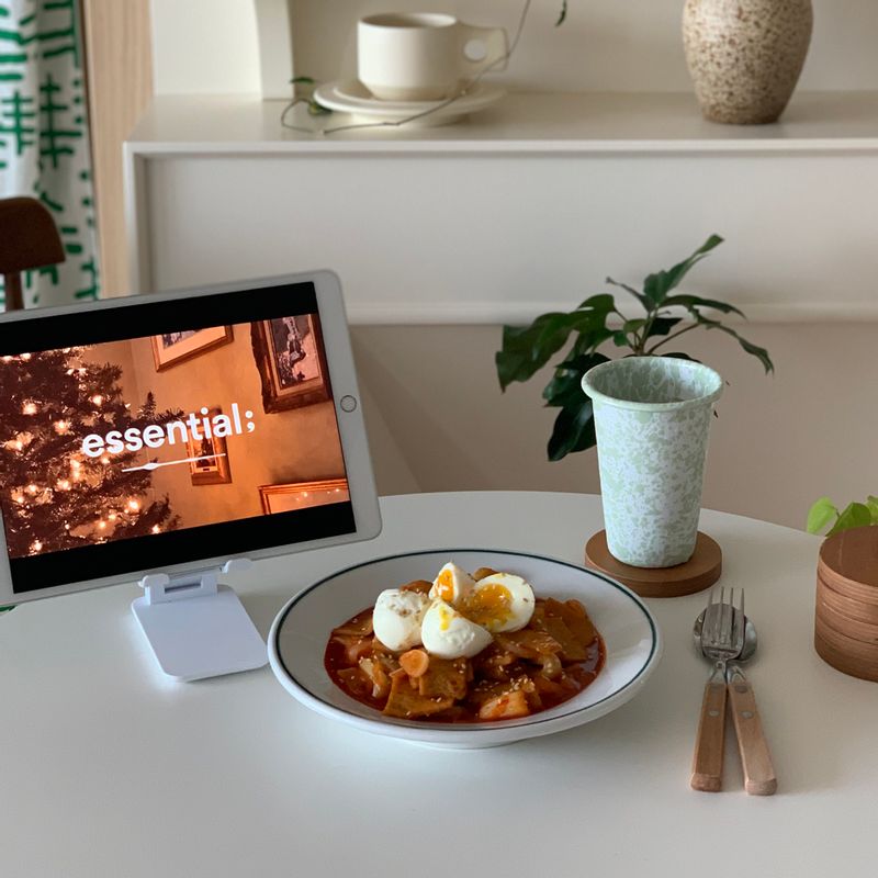 육아하다가 급 생각나서 만들어먹은 국물떡볶이. 계란은 어쩌다 반숙이되었지만 더 먹음직스러워졌어요:) #국물떡볶이 #떡볶이 #홈브런치 #떡볶이만들기