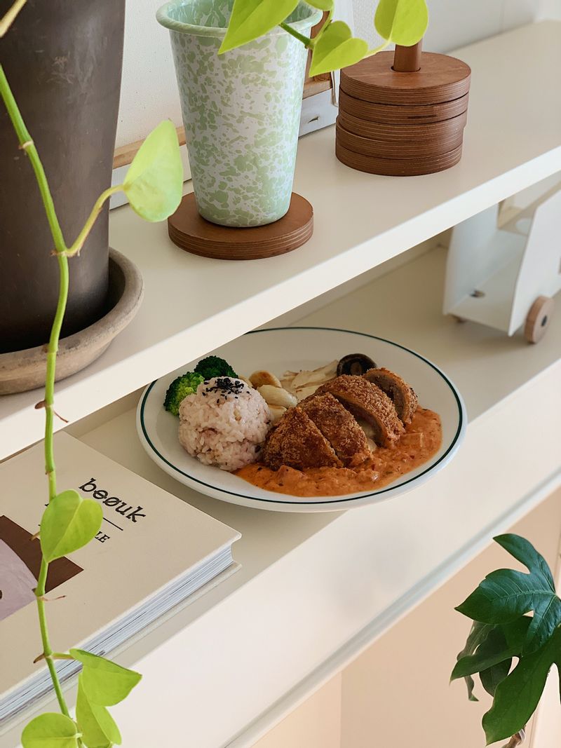 아직 가보지 못했던 나일롱부엌 카츠를 집에서도 먹을 수 있어요:) 소스와 각각 포장해서 오기때문에 하나씩 꺼내서 먹을 수 있어서 간편하고 무엇보다 맛이 정말.. 최고에요! PRIME급의 고급 소고기 부위를 사용하고 자연산 치즈100%와 고구마 퓨레로 2종류를 집에서 간편하게💖 12/14 부터 20일까지 최대 48% 할인된 가격에 만나볼 수 있다고 하니 모두 냉동실에 쟁기러 갈까요🖐🏻  #나일롱부엌 #치즈함박카츠 #고구마함박카츠