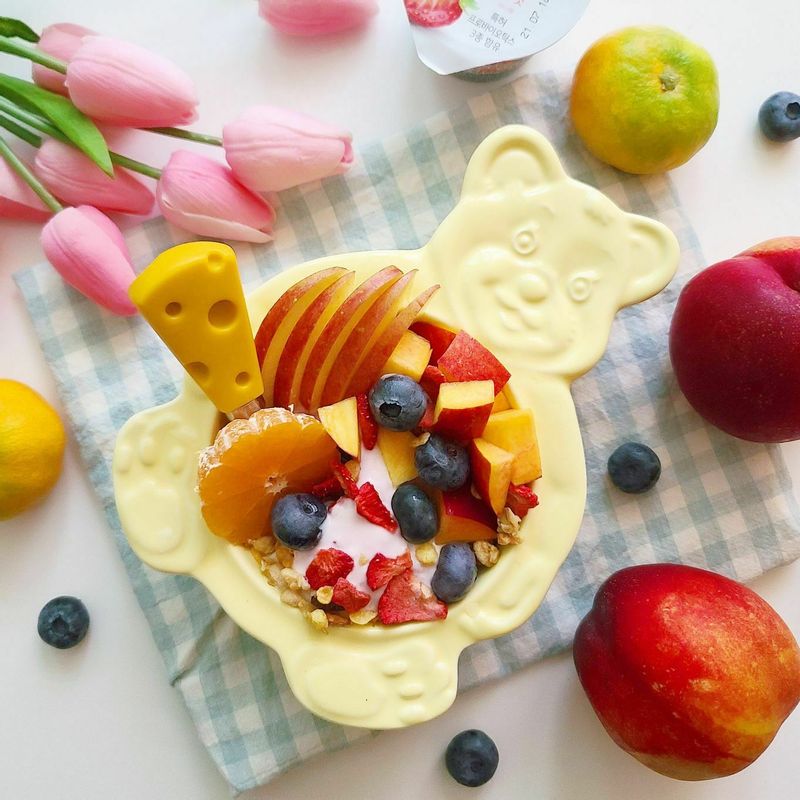 귀여운 곰돌이볼에 애정하는 그래놀라와 딸기요거트 그리고 과일 드음뿍 담았어요 ❤ #홈카페 #요거트 #과일 #요거트볼