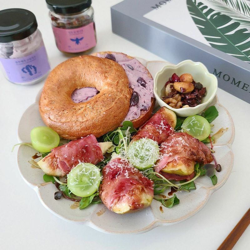 에프에 살짝 구운 통밀베이글에 블루베리크림치즈 드음뿍 바르고 한쪽은 넛츠인허니쟈 올려 먹었어요.