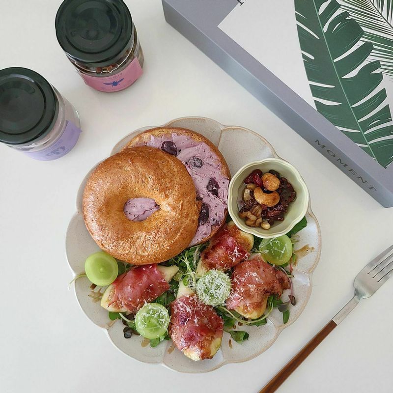 제철이라 더 맛있는 무화과는 베이컨에 돌돌말아 구우면 단짠단짠 넘 매력적이예요.