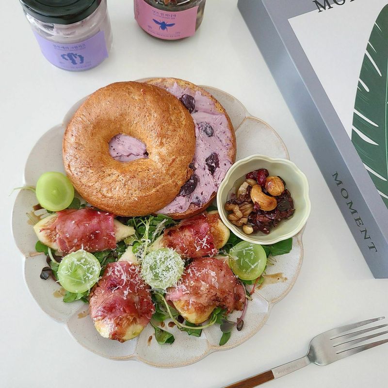 #홈브런치 #온더테이블 #베이글 #베이글샌드위치 #무화과 #무화과베이컨말이구이 #무화과요리 #홈카페