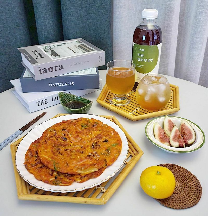 비가 많이 내리는 어느 밤 ☔ 고소한 기름냄새 풍기며 노릇노릇 김치햄감자전 바삭하게 부쳐먹기  맛있는 김치전에 감자와 스팸을 더하니 이거야말로 맛.없.없 ❤  #야식 #매실에이드 #매실청 #감자전 #김치전 #전