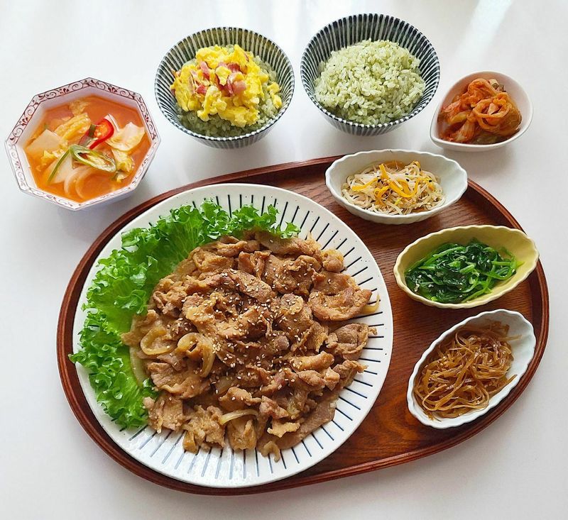 단짠단짠 갈비양념 만들에 제육볶음하고 시원한 나박김치에 밑반찬 곁들여 주말아점 우엉은 줄리앤커터로 손질했는데 약간 우엉잡채 느낌도나고 얇아서 식감은 Up 양념이 더 쏘옥 ~ 배서 더 맛있었어요.