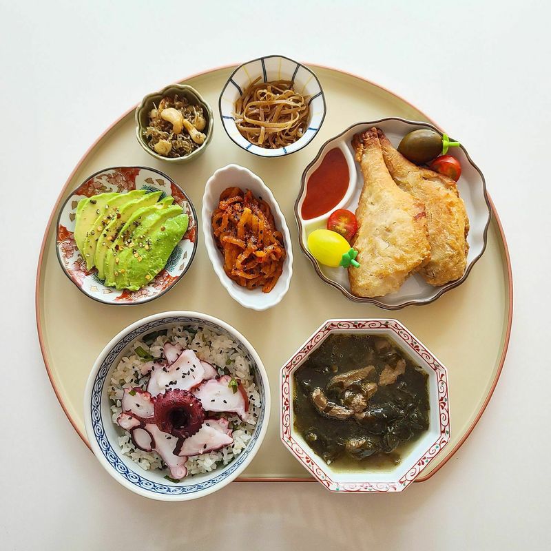 반하다앳 제품으로 간편하게 차린 밥상이예요.