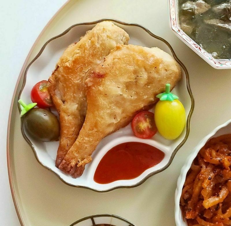 통째로 튀겨 더 고소하고 빠삭빠삭한 후라이드 뽈락은 스리라차소스와 함께