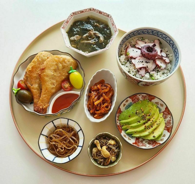 #문어미나리솥밥 #후라이드뽈락 #반하다앳 #혼밥 #집밥 #온더테이블