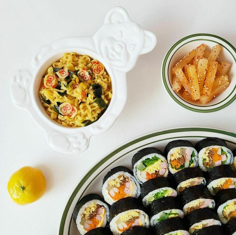 거기에 김밥 짝궁 라면도 빠짐 섭해요 요즘 SNS에서 핫한 카구리 🦝 한사발