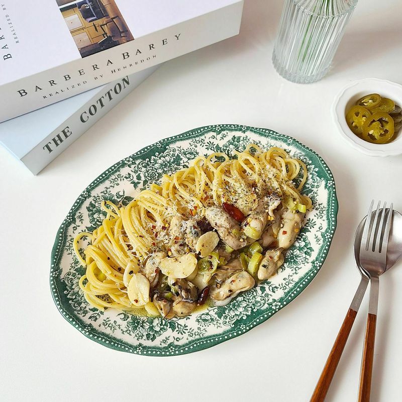 파스타 좋아하시나요? 😊 저는 특히 오일파스타를 좋아하는데 제철이라 더 맛난 굴을 넣어봤어요.