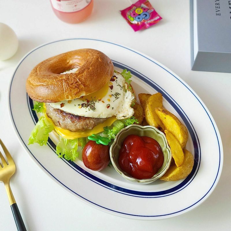 감튀가 빠지면 섭하니 웨지감자도 추가 ❤ 수제버거 부럽지않은 맛이예요 🎶  #간식 #브런치 #홈카페 #햄버거 #베이글샌드위치 #베이글