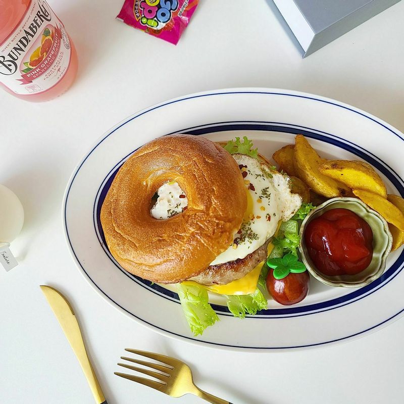 베이글 굽굽해서 프릴아이스  - 치즈 - 한우떡갈비 - 반숙후라이 올려 뚠뚠하게