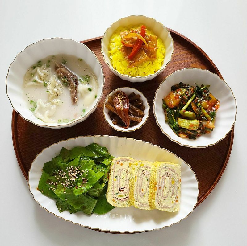 찌~~인한 사골국물에 만두가 퐁당 🎶  아삭아삭 궁채짱아찌에 시원한 오이김치 벽돌만큼 뚠뚠한 계란말이와 든든한 한끼