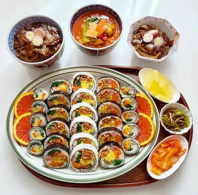 잘 말아줘 ~ 잘 눌러줘 ~~ 🎶  집김밥은 매일 먹어도 안질려요 얼큰한 짬뽕 & 짜장과 함께 와구와구
