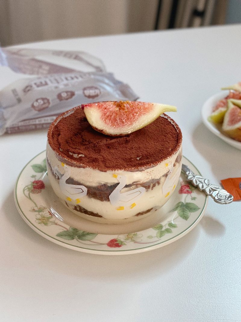 두부크림으로 만든 티라미수🤎 갑자기 먹고 싶어서 밤에 만들고 냉장숙성해서 먹기-! 두부크림도 맛있을 수 있답니다~🙃 그리고 티라미수의 핵심은 촉촉한 커피물! 넉넉하게 넣어줘야해요..ෆ⃛ #두부티라미수 #두부디저트 #두부크림 #비건디저트 #티라미수