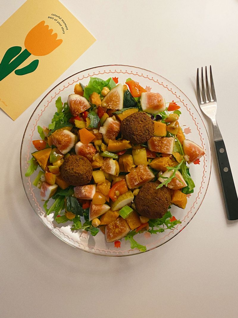 샐러드 맛있어서 먹는 새럼입니다..🙋🏻♀️ 토핑만 바꿔주면 매일 먹어도 절대 안 질리는 메뉴고요? 요즘은 무화과가 최애 토핑💗  #샐러드 #팔라펠 #무화과샐러드 #콩샐러드 #샐러드한끼