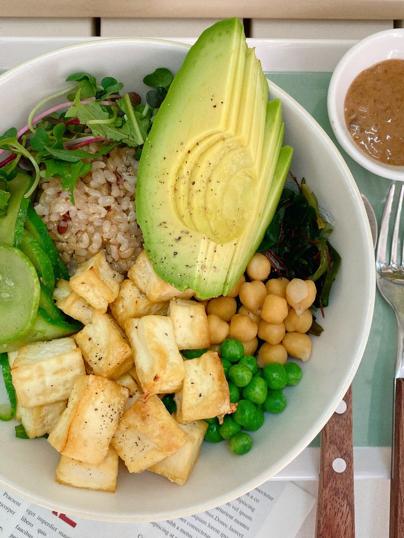 요즘 빠져버린 메뉴 “포케”🥑 밥이 들어간 샐러드 느낌인데 이게 너무 매력적이예요- 집에서도 한번 먹어보고자 구운두부 토핑으로 만들었는데, 된장소스가 조금 아쉬웠지만 든든하고 건강하게 한 그릇 순삭해버렸어요😝 #포케 #포케샐러드 #비건포케 #두부포케