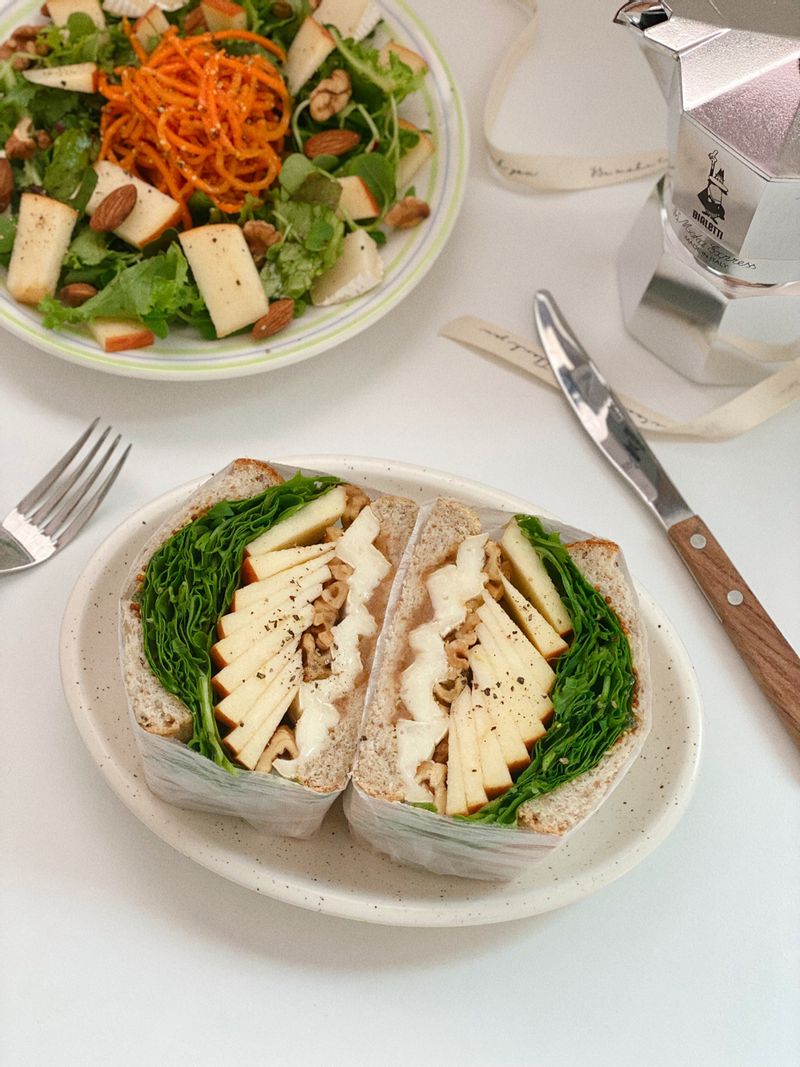 사과가 맛있는 계절에 꼭 한번은 먹어야 하는 메뉴! 사과+브리치즈+루꼴라+견과류 이 조합은 베스트예요- 아삭한 사과에 꼬릿한 치즈, 쌉쌀한 루꼴라에 견과류로 고소함까지 더하면 완벽하죠? 여기에 꿀도 살짝 곁들여 주면 달콤쌉쌀한 맛이 좋습니다😌 #애플브리샌드위치 #사과샌드위치 #샌드위치레시피