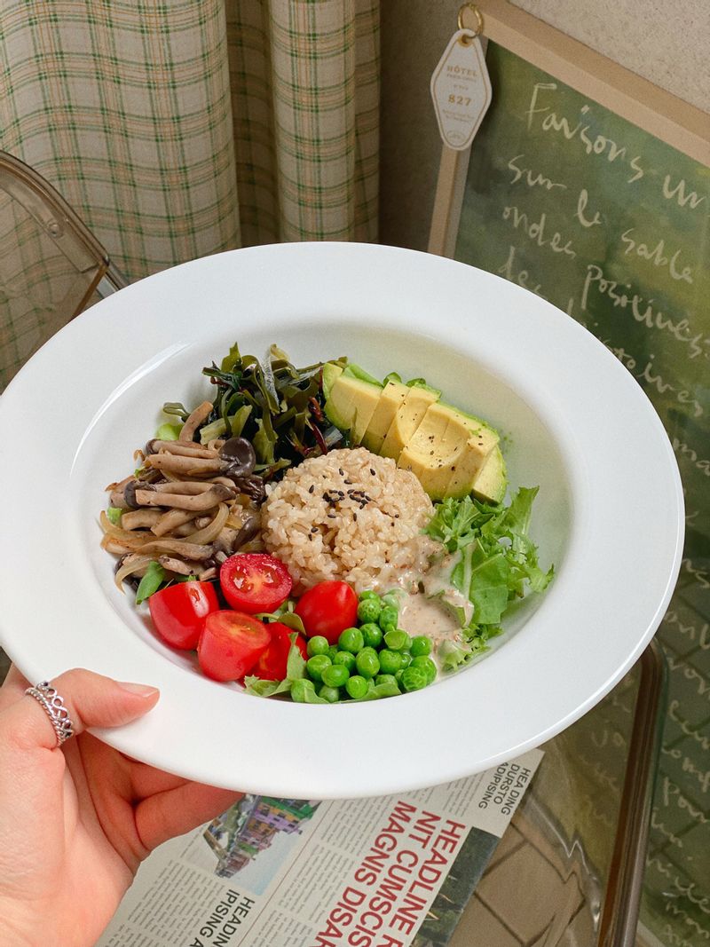 참깨소스를 곁들인 버섯포케 한 끼 든든하게 채우기 딱 좋아요💚  #포케 #포케샐러드 #버섯포케 #해초샐러드