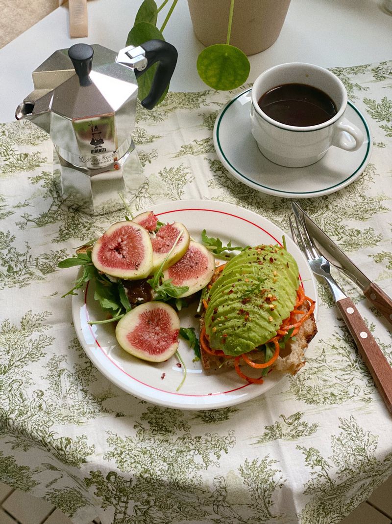 약간 흐리고 쌀쌀한 가을날씨에 따뜻한 포카포트 커피 한잔과 함께하는 브런치💚  무화과잼+리코타치즈+생무화과 조합이랑 당근라페+아보카도 조합으로 사워도우에 올려서 먹었어요  냠냠긋😝   #브런치 #오픈샌드위치 #오픈토스트 #무화과잼 #사워도우샌드위치 #당근라페 #아보카도