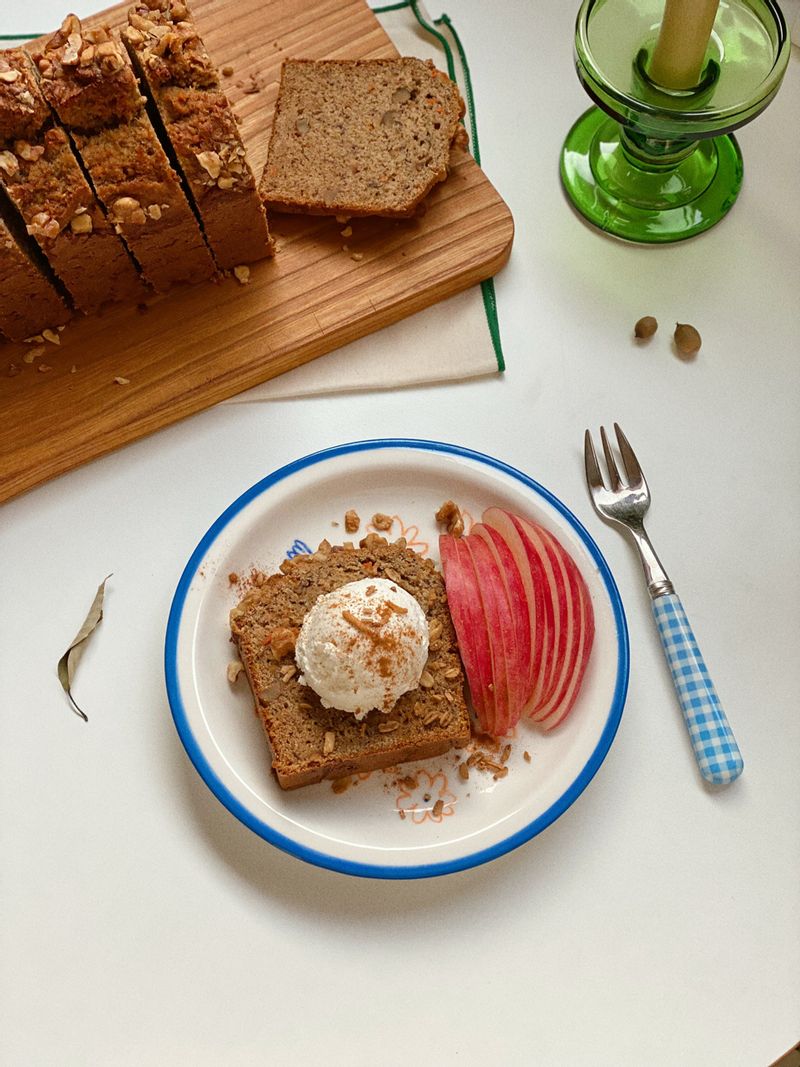 많이 익은 바나나로 만든 바나나브레드에 그릭요거트 한 스쿱이면 카페 부럽지 않죠!✌🏻  취향담아 호두와 시나몬 가득 넣어서  가을과 너무 잘 어울리는 맛과 향이예요🍌  #바나나브레드 #바나나베이킹 #홈베이킹 #홈카페